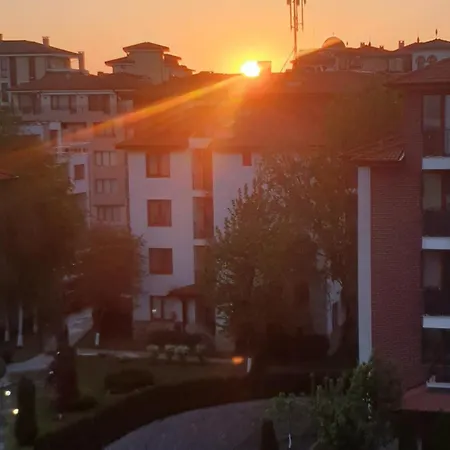 закрытый охраняемый комплекс жилого типа аполлон 9 Apartment Ravda